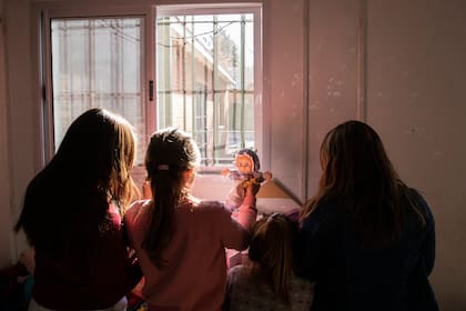 Tres niñas juegan en un hogar del conurbano