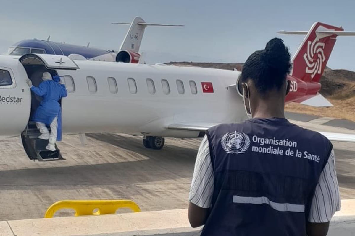 Tres pacientes sospechosos de casos de hantavirus acaban de ser evacuados del barco y están en camino a recibir atención médica en los Países Bajos