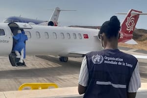 Tres pacientes sospechosos de casos de hantavirus acaban de ser evacuados del barco y están en camino a recibir atención médica en los Países Bajos