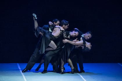 Tres parejas de la compañía de tango de Leonardo Cuello