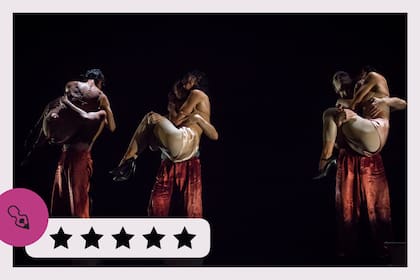 Tres parejas del Ballet Contemporáneo en "Bailando en la oscuridad", obra que Ana María Stekelman creó para esta compañía en 1988 y ahora vuelve a escena en un justo homenaje