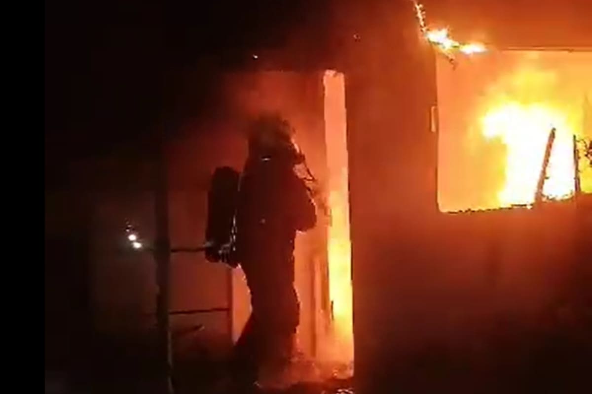Tres personas fueron hospitalizadas tras incendiarse su casa en Parque Avellaneda