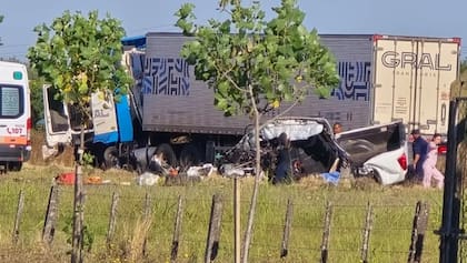 Tres personas murieron en un choque frontal entre un camión y una camioneta en Entre Ríos