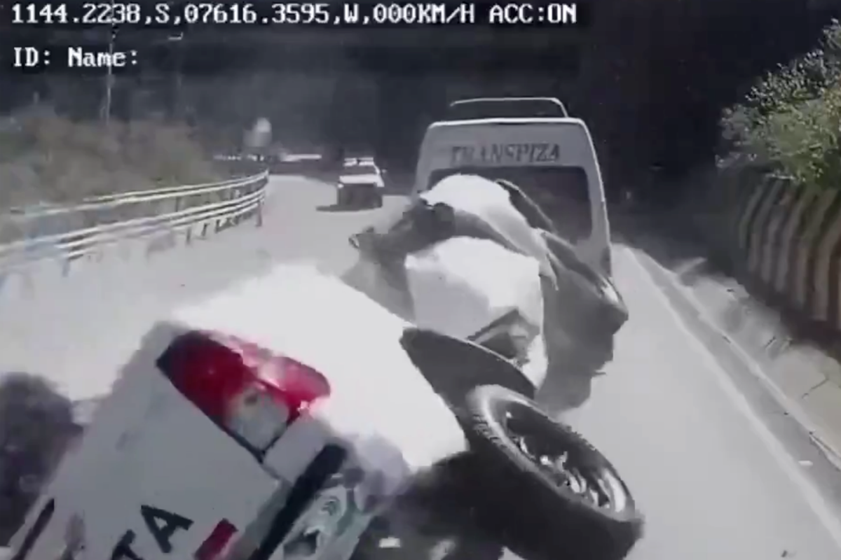 Tres personas murieron tras la caída de una roca sobre una camioneta en la Carretera Central, sector de Cacray, Huarochirí, Perú