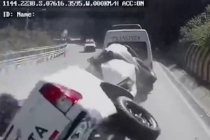 Tres personas murieron tras la caída de una roca sobre una camioneta en la Carretera Central, sector de Cacray, Huarochirí, Perú