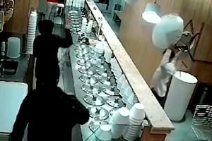 Tres personas protagonizaron una feroz pelea por dinero dentro de una reconocida heladería en Mar del Plata