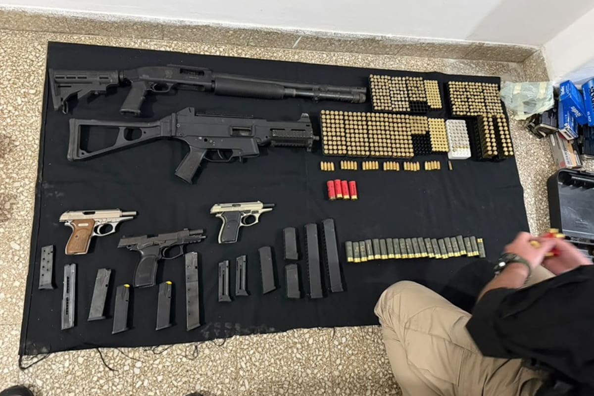Tres pistolas, una escopeta, un fusil y varias municiones, entre el armamento secuestrado en los allanamientos