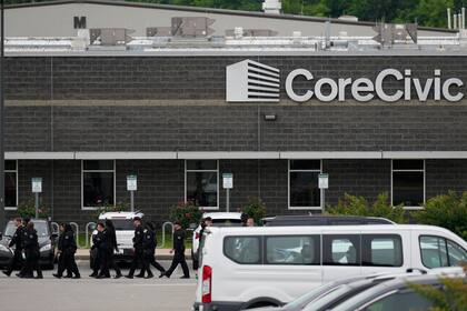 Tres reclusos y un guardia son heridos en motín en prisión de Tennessee