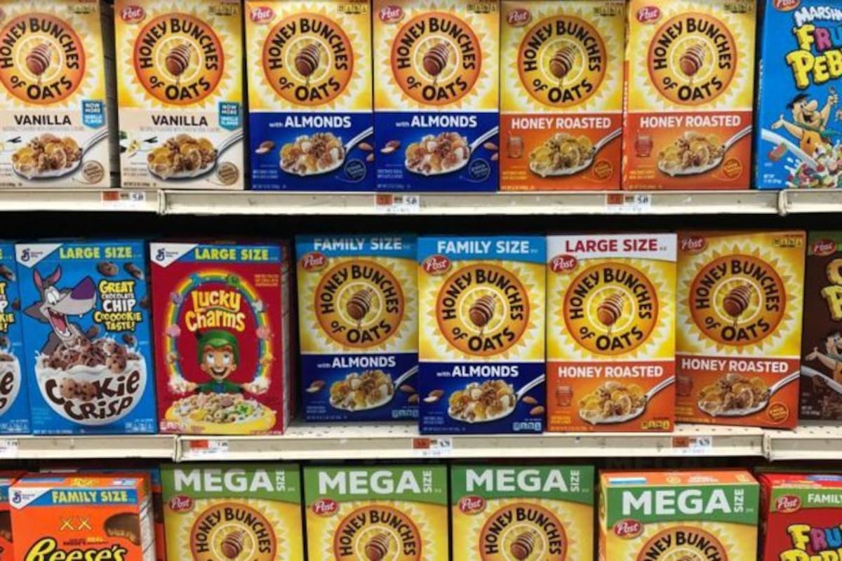 Tres tamaños de una marca de cereales con aumentos de precio: el tamaño regular, que en realidad es más pequeño; tamaño familiar, que es el antiguo tamaño normal; y un nuevo tamaño Mega