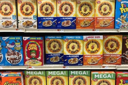 Tres tamaños de una marca de cereales con aumentos de precio: el tamaño regular, que en realidad es más pequeño; tamaño familiar, que es el antiguo tamaño normal; y un nuevo tamaño Mega