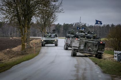 Tres tanques suecos patrullaban el domingo una carretera cerca de la ciudad de Visby, al norte de la isla de Gotland