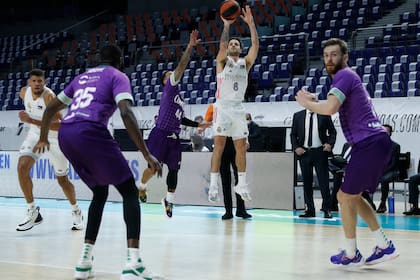 Tres triples en un minuto y cinco segundos marcó Nicolás Laprovittola en el triunfo de Real Madrid