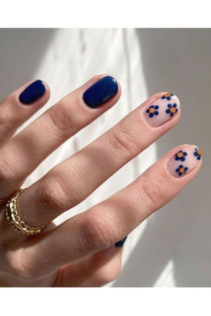 Tres uñas plenas y dos con deco.