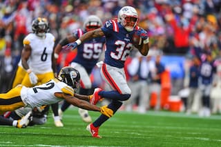 TreVeyon Henderson anota y los Patriots aplastan por 20-3 a Aaron Rodgers y los Steelers