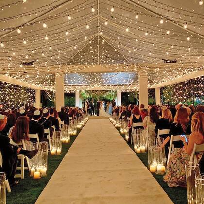 La ceremonia, por el rito judío, se celebró en una carpa montada sobre el imponente jardín del resort, con su techo cubierto por miles de lamparitas.