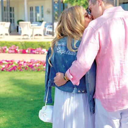 Al día siguiente, los recién casados compartieron una tierna postal donde ella lleva una campera de jean con la leyenda Mrs Engelson grabada en la espalda