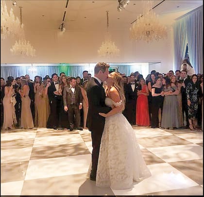 Frente a sus invitados, los novios abrieron la pista bailando el vals