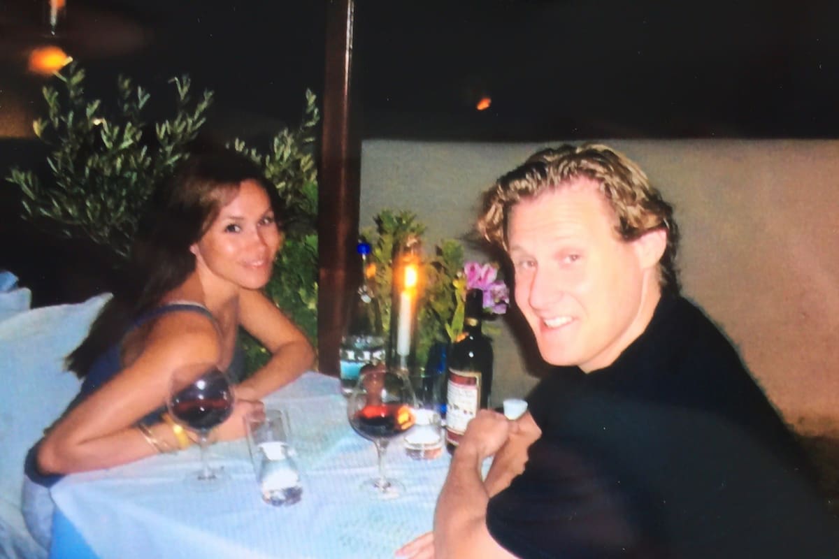 Trevor Engelson presentó un piloto en tono de comedia, que tenía muchos guiños a la historia personal de su exesposa