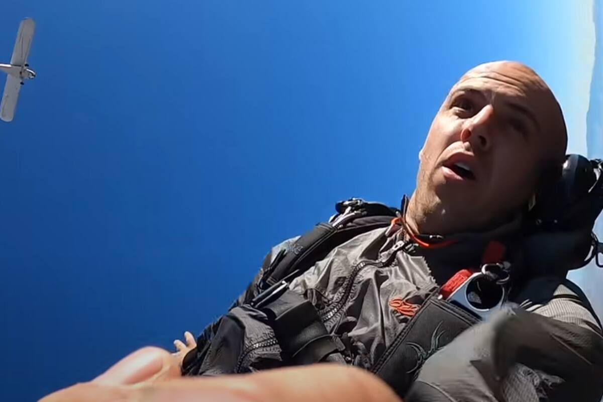Trevor Jacob saltó de un avión sobre las montañas en California en 2021.
