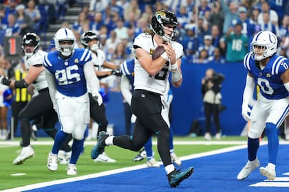 Trevor Lawrence anota dos touchdowns y Jaguars acarician el título de la AFC Sur al vencer a Colts