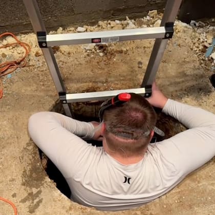 Trevor se animó a bajar y explorar el túnel subterráneo debajo de su baño