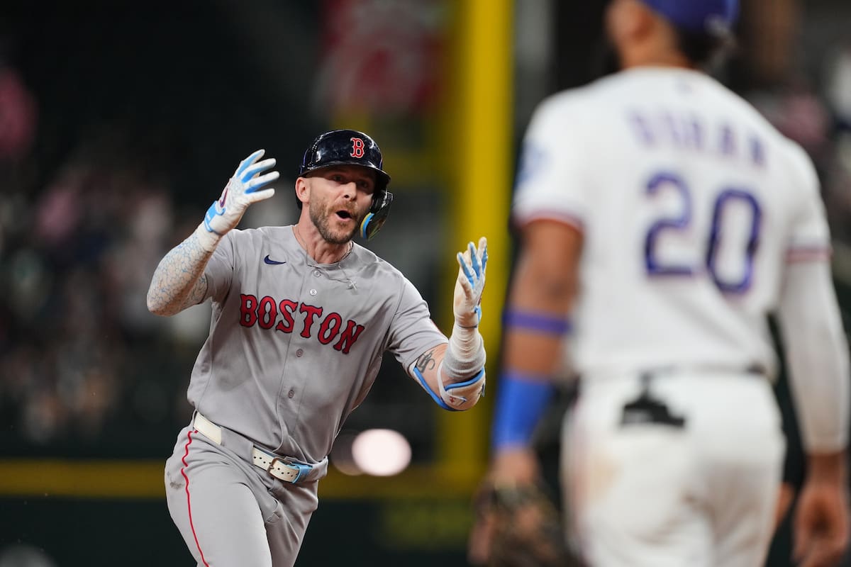 Trevor Story celebra tras conectar un jonrón de tres carreras contra los Rangers de Texas, el jueves