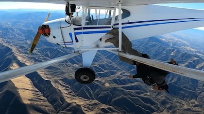 Trevot Jacob se filmó saltando de la avioneta.