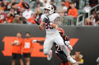 Trey McBride de los Cardinals rompe récord de recepciones en una campaña para ala cerrada en la NFL