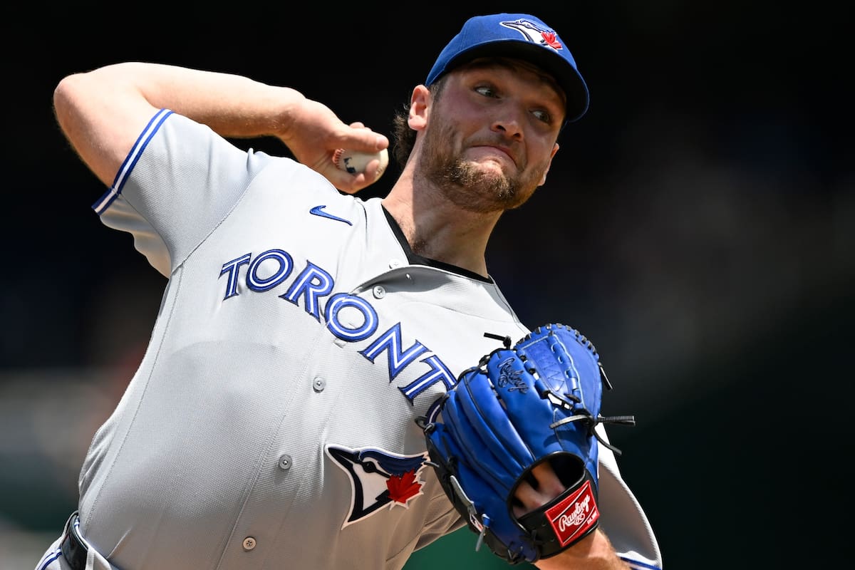 Trey Yesavage de los Azulejos de Toronto lanza contra los Nacionales de Washington, el miércoles 29