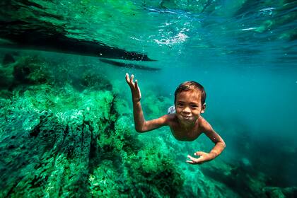 Tribu de pescadores nómades de Tailandia, los Moken, cuyos niños tienen una habilidad única: no ven borroso debajo del agua.