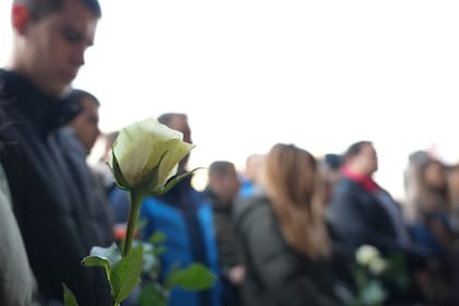 Tribunal en Serbia condena a los padres de adolescente que mató a 10 en escuela