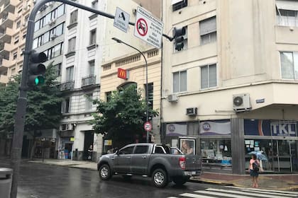 El cartel con las nuevas restricciones en la intersección de Uruguay y Córdoba
