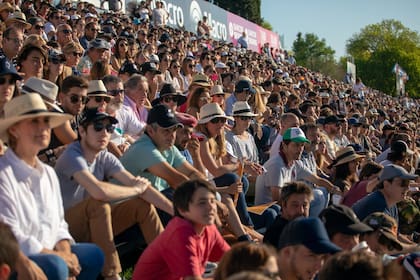 Tribunas llenas, un clásico del Abierto de Tortugas, cuya organización siempre está en todos los detalles