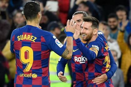 Tridente: Suárez y Griezman saludan a Messi después del gol del argentino