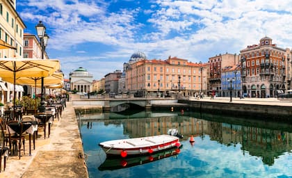 Trieste es una ciudad portuaria que ocupa una estrecha franja de territorio entre la costa del mar Adriático y la frontera con Eslovenia.