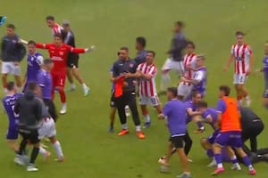 Batalla campal en el fútbol uruguayo: trompadas, patadas y empujones en Defensor vs. River