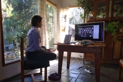 Trilce Reyes Bartoliche jura como médica por Zoom y es retratada por su hermano