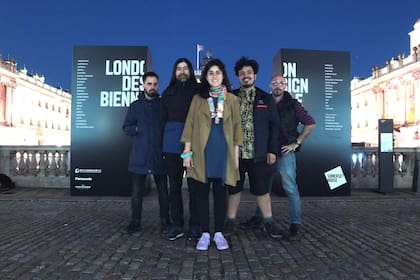 Los Trimarchi en la Somerset House Londres; de izquierda a derecha: Javier Serena (arquitecto), Pablo Gonzalez Díaz (cofundador del colectivo), Sol Marinucci (diseñadora textil), Sebastián Valdivia (cofundador) y Ariel Jinchuck (arquitecto)