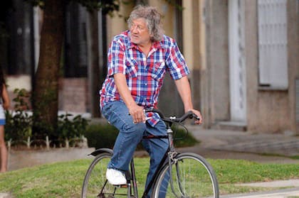Trinche Carlovich en su bicicleta.