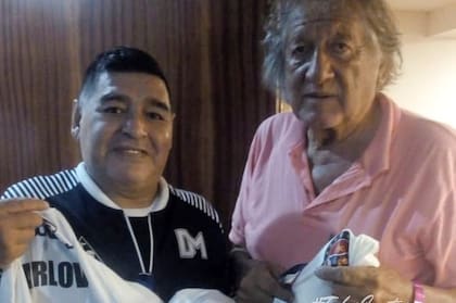 Trinche Carlovich y Diego Armando Maradona, en febrero de 2020
