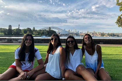 Trinidad Ferrer, con su hermana y primas. Es licenciada en comunicación publicitaria y ya pasó por muchos trabajos que nada tienen que ver con su carrera