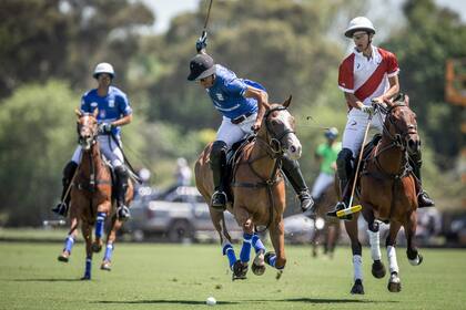 Triple Corona: Ellerstina no baja la intensidad y arrancó en Hurlingham con una goleada.