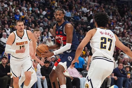 Triple de Poole con 2.1 segundos le da a Wizards una victoria de 126-123 sobre Nuggets