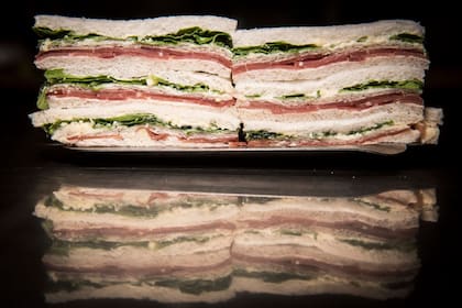 Triples de jamón crudo, rúcula y parmesano, una especialidad de la confitería.