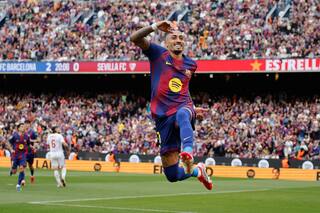 Triplete de Raphinha: barcelona vence 5-2 al Sevilla y sigue 4 puntos sobre Madrid