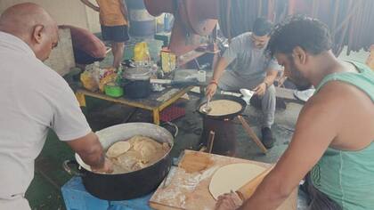 Tripulantes del buque Nirvana cocinando comida en el barco.