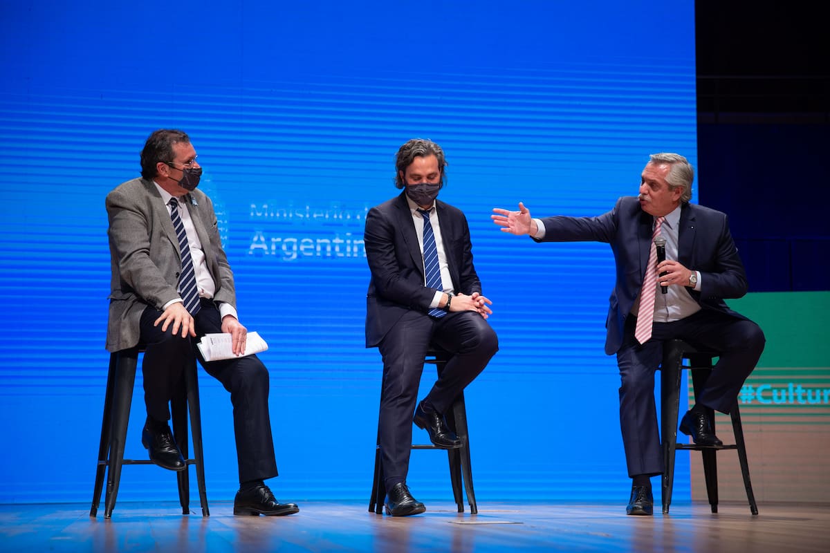 Tristán Bauer, Santiago Cafiero y Alberto Fernández en el anuncio de esta tarde en el CCK