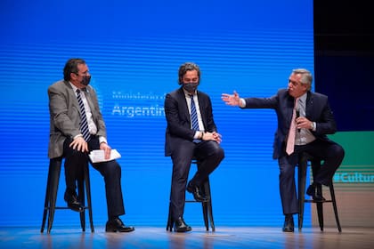 Tristán Bauer, Santiago Cafiero y Alberto Fernández en el anuncio de esta tarde en el CCK