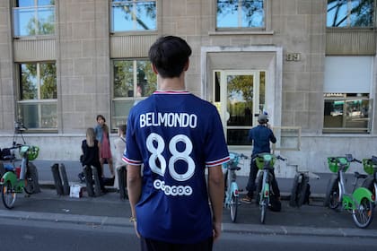 Tristan, con una camiseta del equipo de fútbol PSG con el nombre de Jean-Paul Belmondo, se encuentra frente a la casa de Belmondo el día de la muerte del actor