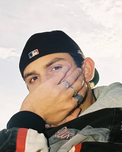 Tristen Ikaika transformó su vida con anillos hechos con cucharas de su casa